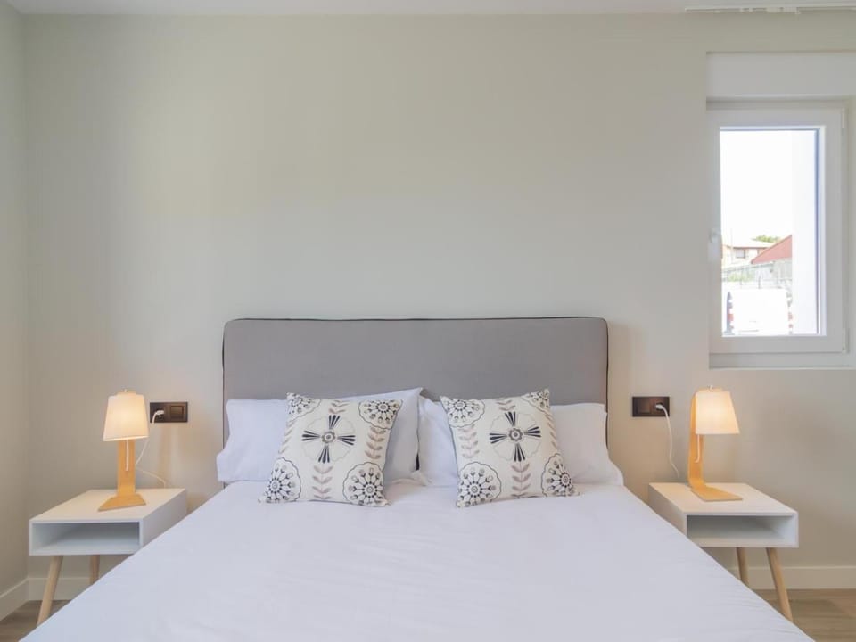 Bed, Bedroom, Facility for disabled guests, air conditioner