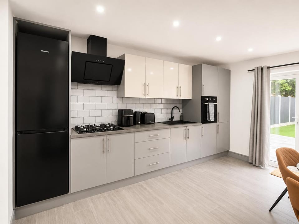 Spacious 4 Bedroom Home with 2 Baths, Parking & Garden House in Wolverhampton