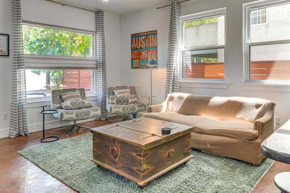 Cowboy Pool & Balcony: Home 1 Mi to Dtwn Austin! House in Austin
