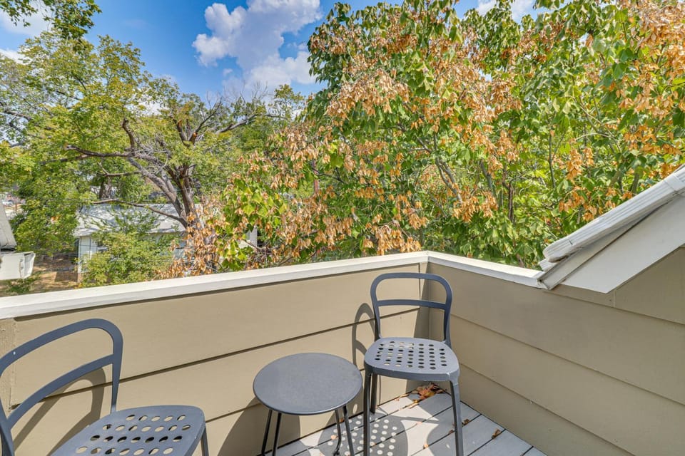 Cowboy Pool & Balcony: Home 1 Mi to Dtwn Austin! House in Austin