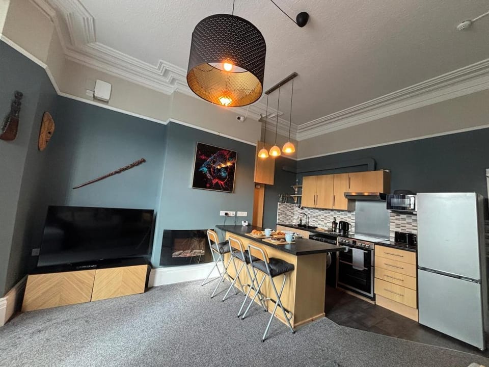 Kitchen or kitchenette, Seating area, Dining area