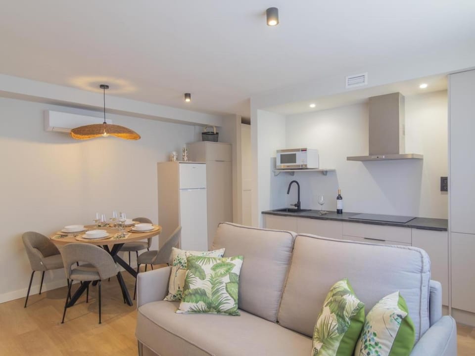 Bed, TV and multimedia, Living room, Dining area, kitchen, air conditioner