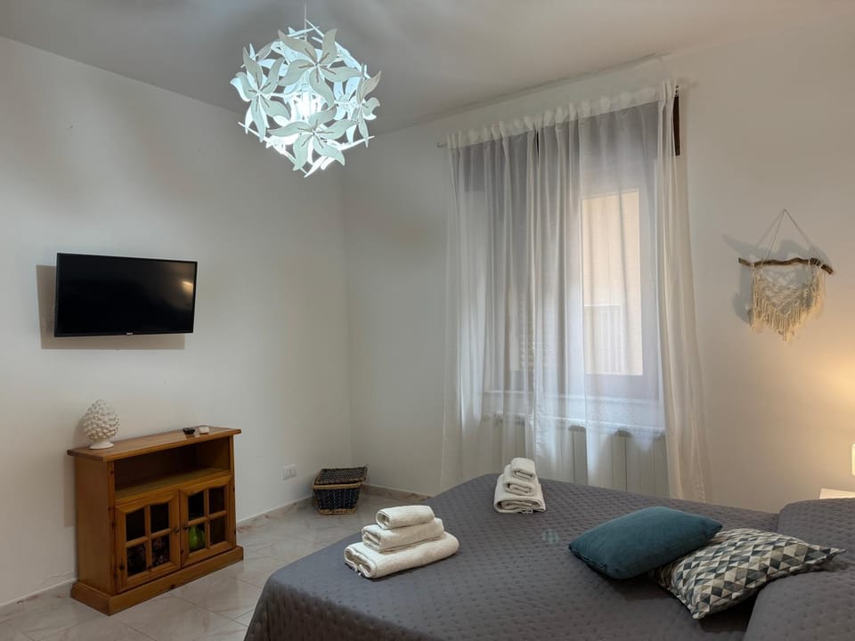 Bed, TV and multimedia, Bedroom, towels
