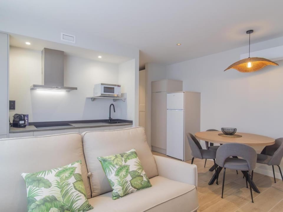 Bed, Living room, Dining area, kitchen, air conditioner