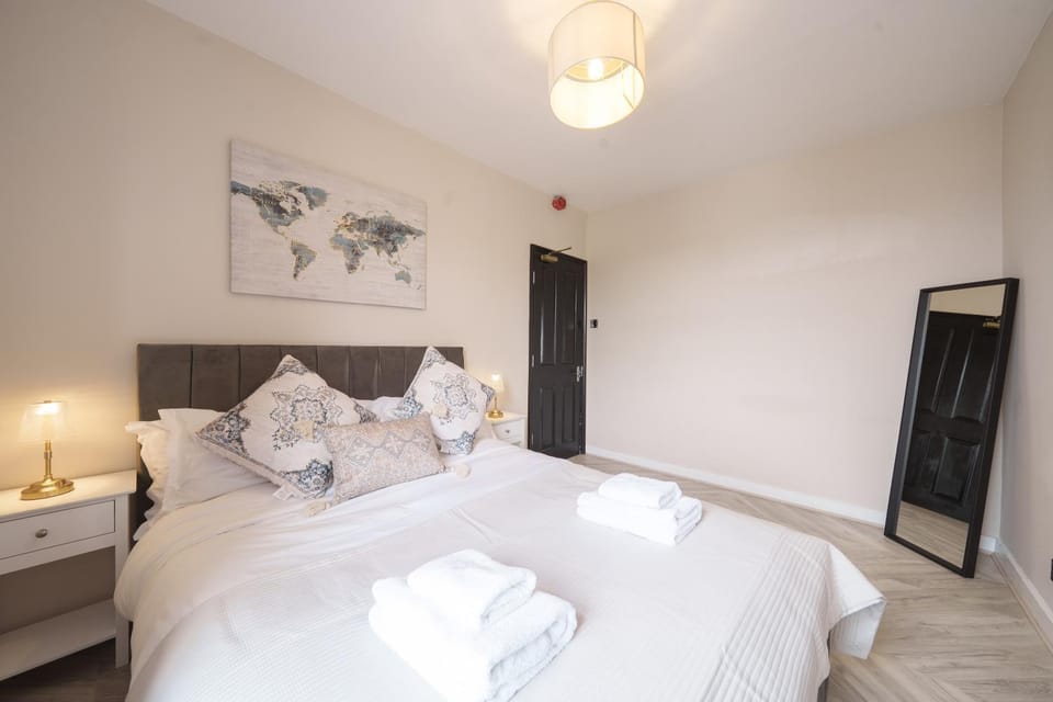 Bed, Photo of the whole room, Bedroom, towels