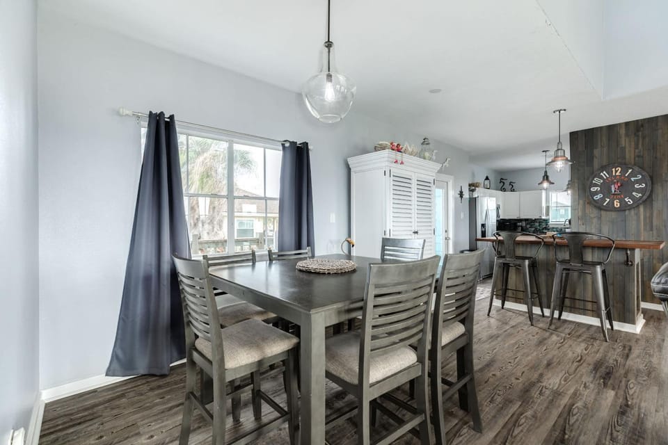 Island Livin - Your Family's Seaside Clubhouse! House in Alvin