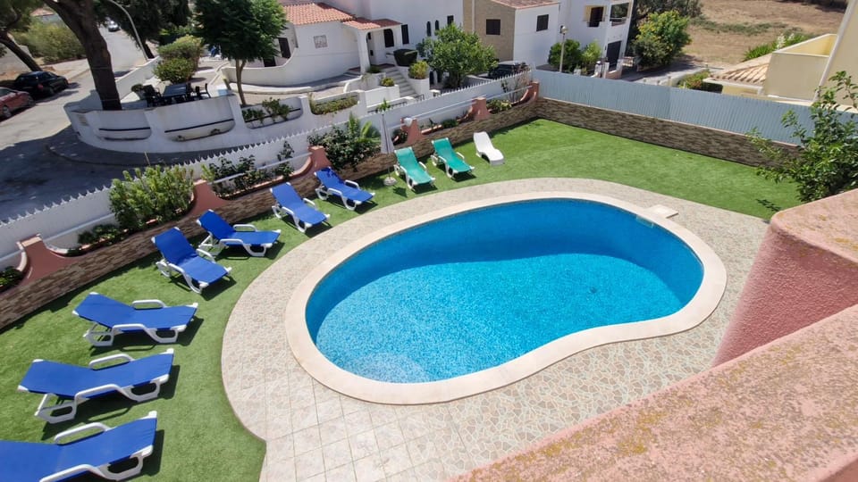 Vila Paraiso da Maria 5 quartos duas salas, jardim, piscina, varanda com churrasqueira e WIFI Villa in Olhos de Água