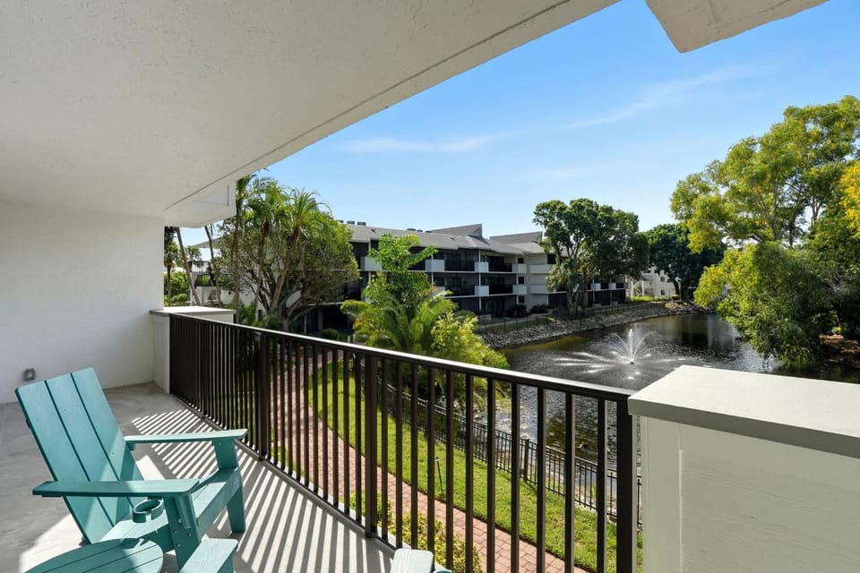 Updated With Lakefront Views Pool & Near Beach House in Naples