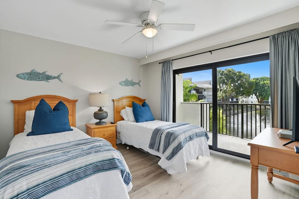 Updated With Lakefront Views Pool & Near Beach House in Naples