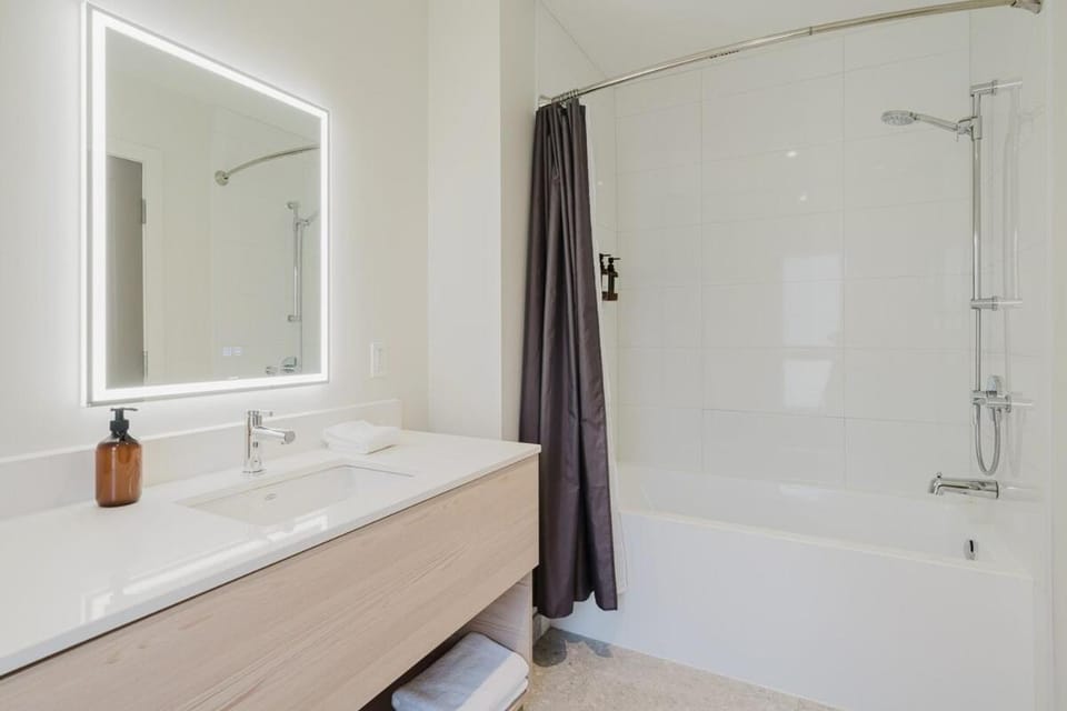 Private luxury Room -B, King bed, Full Ensuite, Free Shuttle to ski hill and Resort Apartment in Mont-Tremblant