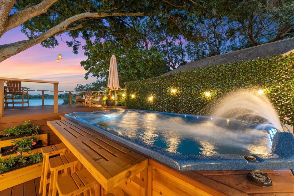Waterfront Gem Near Clearwater - Swim Spa - Nature House in Palm Harbor