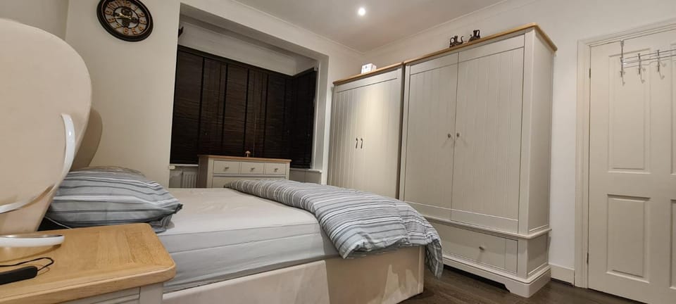 Bright & Peaceful Master Bedroom in Barkingside Bed and Breakfast in Ilford