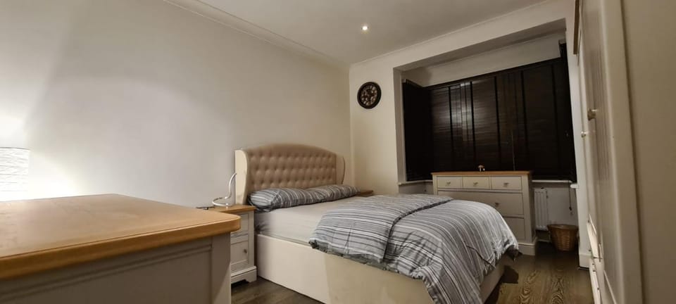 Bright & Peaceful Master Bedroom in Barkingside Bed and Breakfast in Ilford