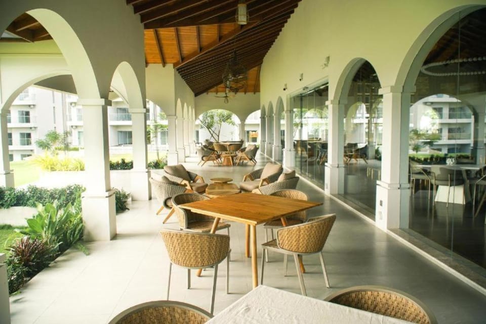 Restaurant/places to eat, Day, Living room, Banquet/Function facilities, Seating area