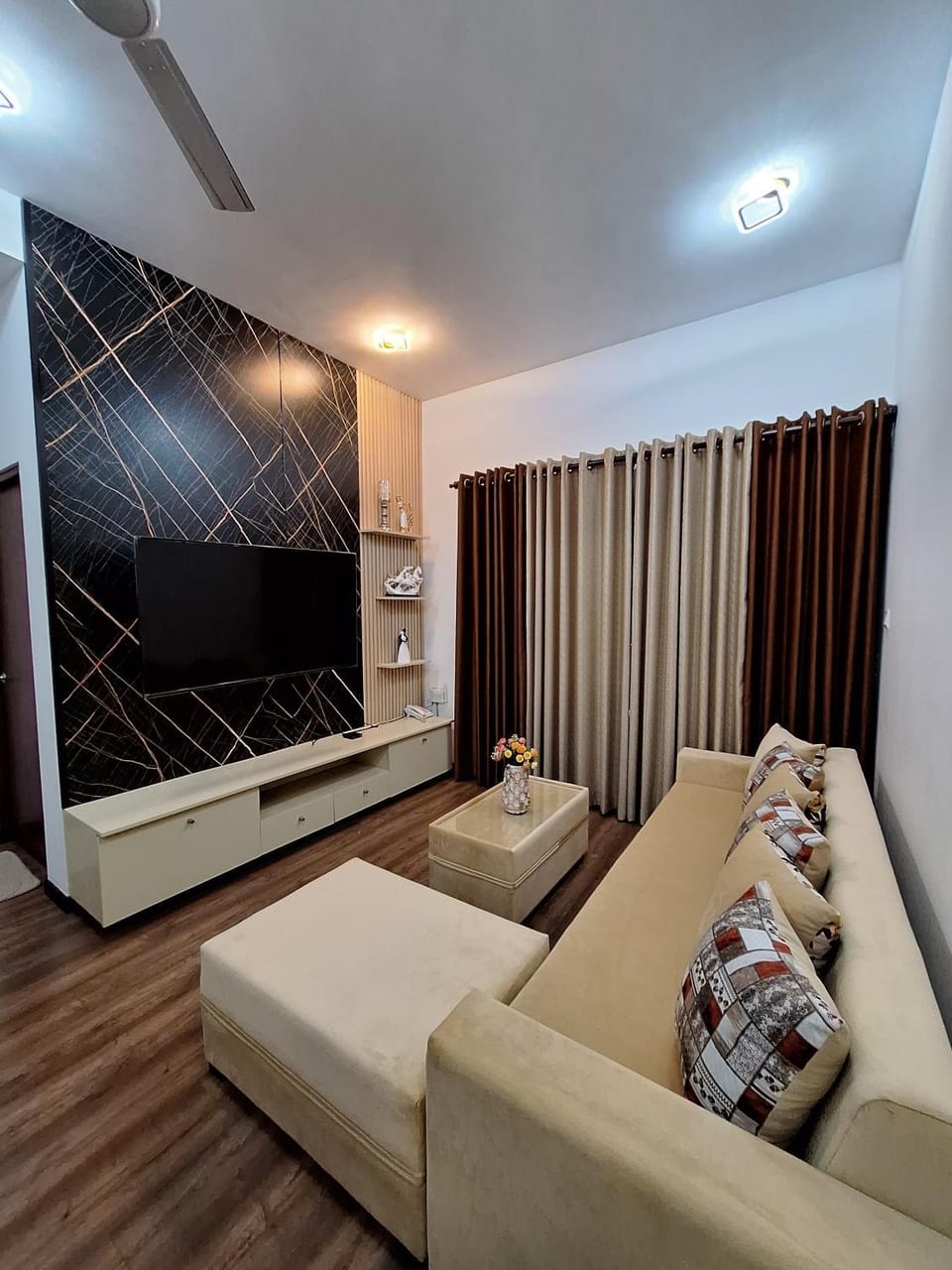 Bed, TV and multimedia, Living room, Photo of the whole room, Seating area