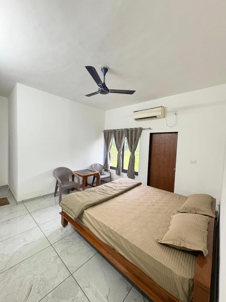 Photo of the whole room, Bedroom, air conditioner