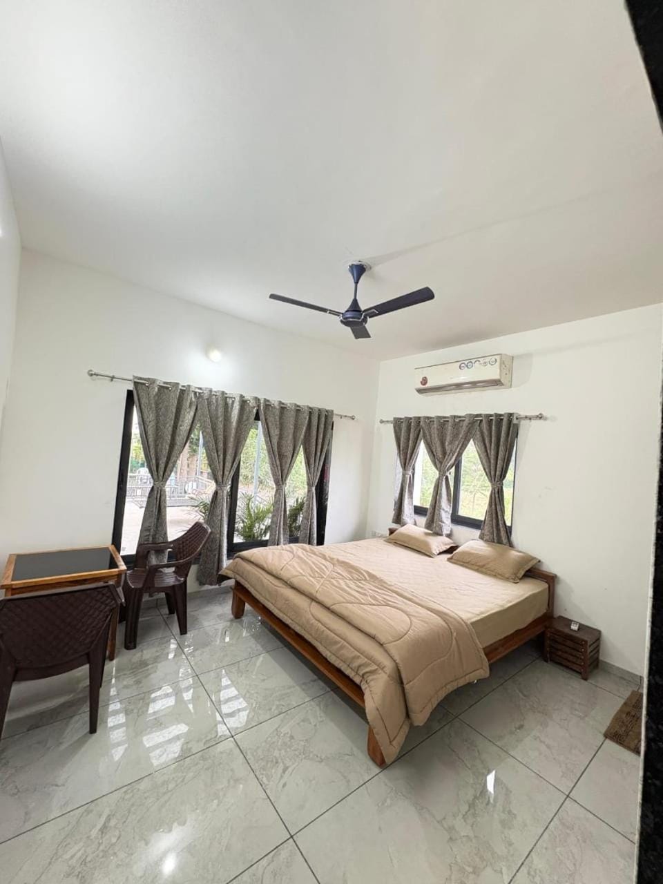 Photo of the whole room, Bedroom