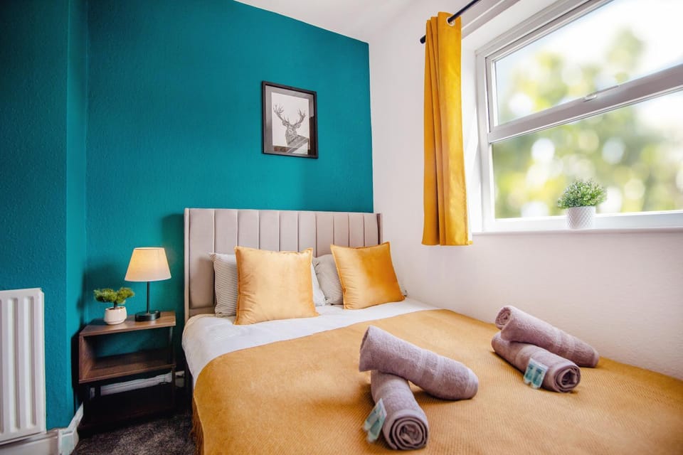 Bed, Photo of the whole room, Bedroom, towels