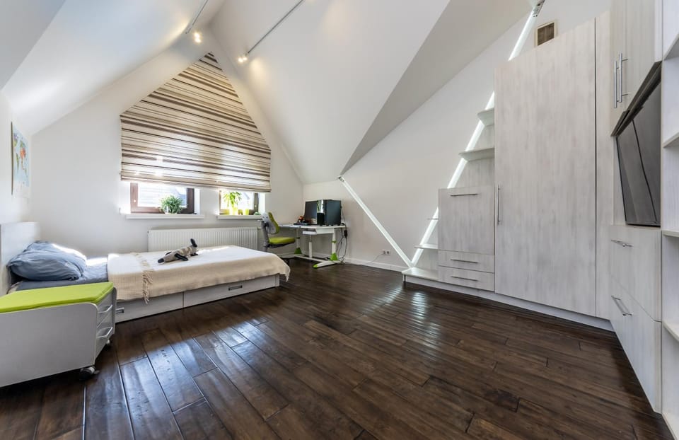 Bed, TV and multimedia, Bedroom