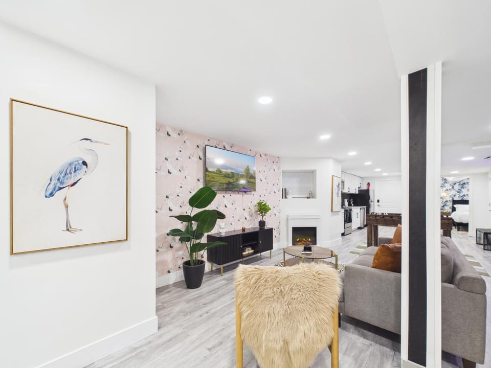 Addison Art Deco Sanctuary Apartment in Wrigleyville