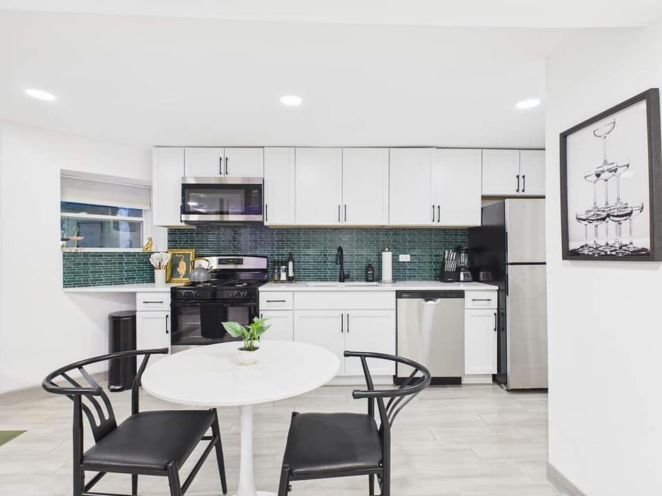 The Addison Art Deco Haven Apartment in Wrigleyville