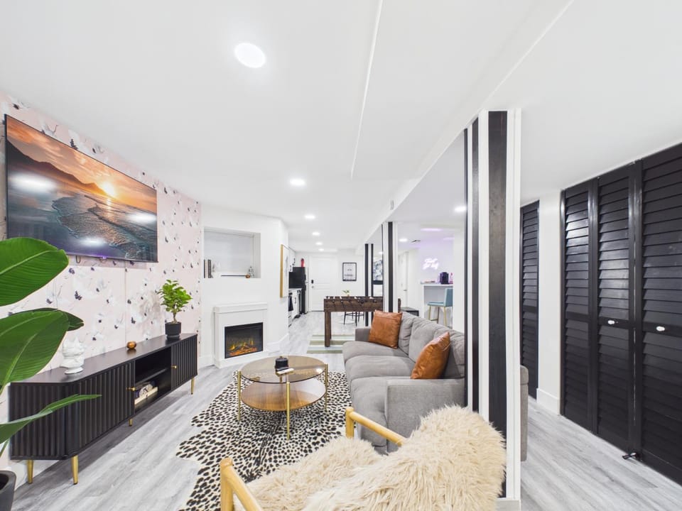 Addison Art Deco Sanctuary Apartment in Wrigleyville