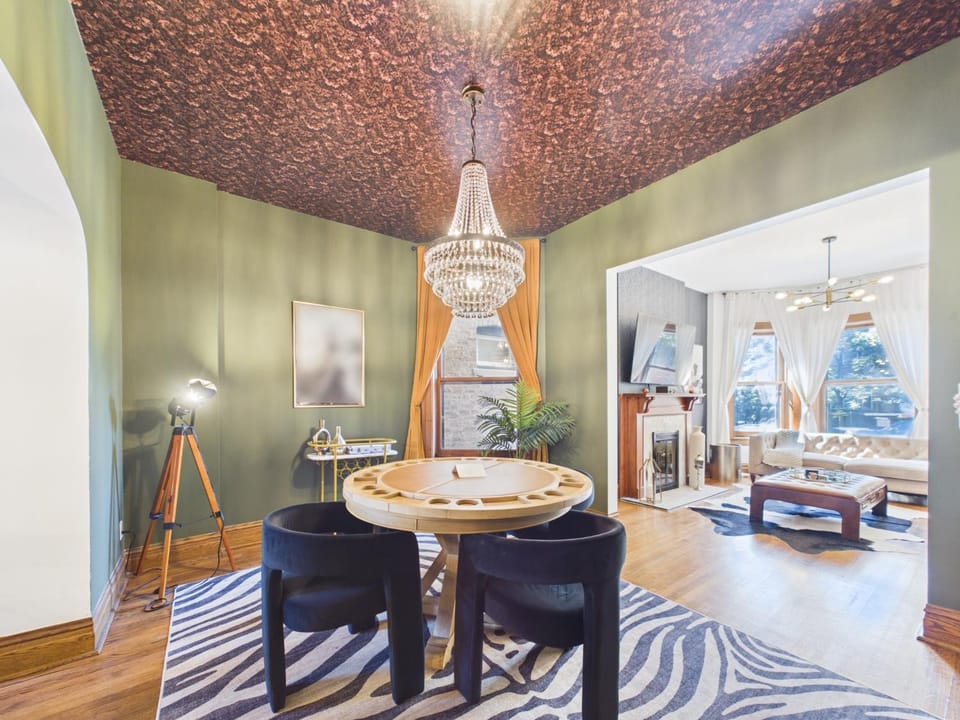 Addison Elite Art Deco Retreat Garage Apartment in Wrigleyville