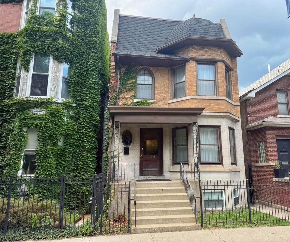 The Addison Art Deco Executive Retreat Garage Apartment in Wrigleyville