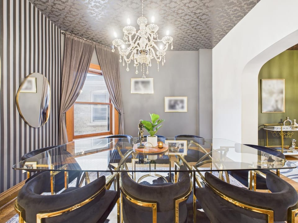 Wrigleyville Art Deco Retreat Garage Apartment in Wrigleyville