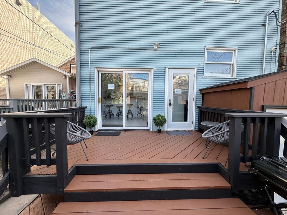 The Addison Art Deco Executive Retreat Garage Apartment in Wrigleyville