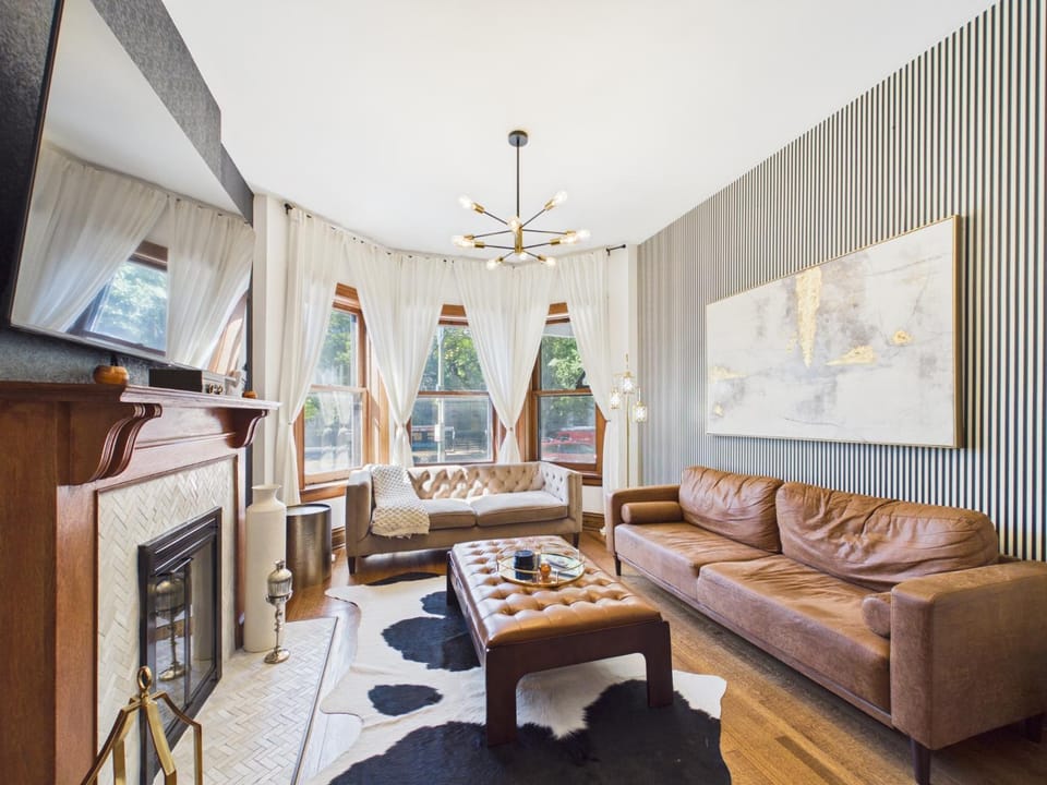 Addison Elite Art Deco Retreat Garage Apartment in Wrigleyville
