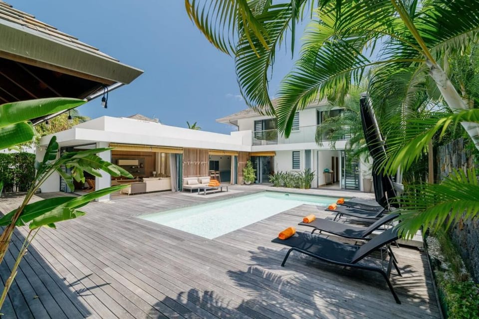 Property building, Patio, Day, Garden, Garden view, Pool view, Swimming pool, sunbed