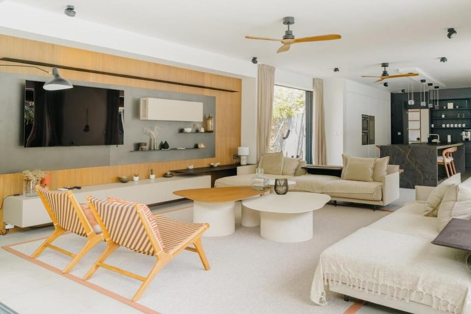 TV and multimedia, Kitchen or kitchenette, Living room, Seating area