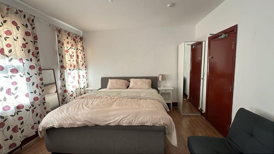 LARGE SELF CATERING HOUSE WITH WiFi CLOSE TO TRANSPORTS Apartment in London Borough of Southwark
