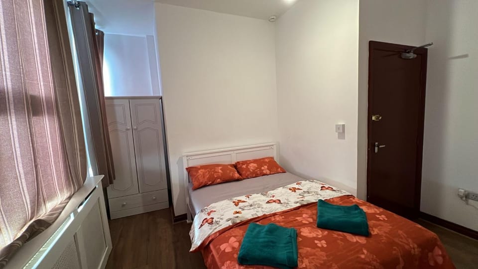 LARGE SELF CATERING HOUSE WITH WiFi CLOSE TO TRANSPORTS Apartment in London Borough of Southwark
