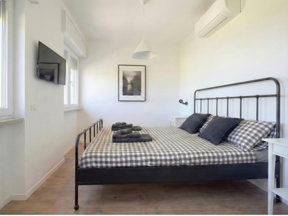 Bed, TV and multimedia, Photo of the whole room, Bedroom