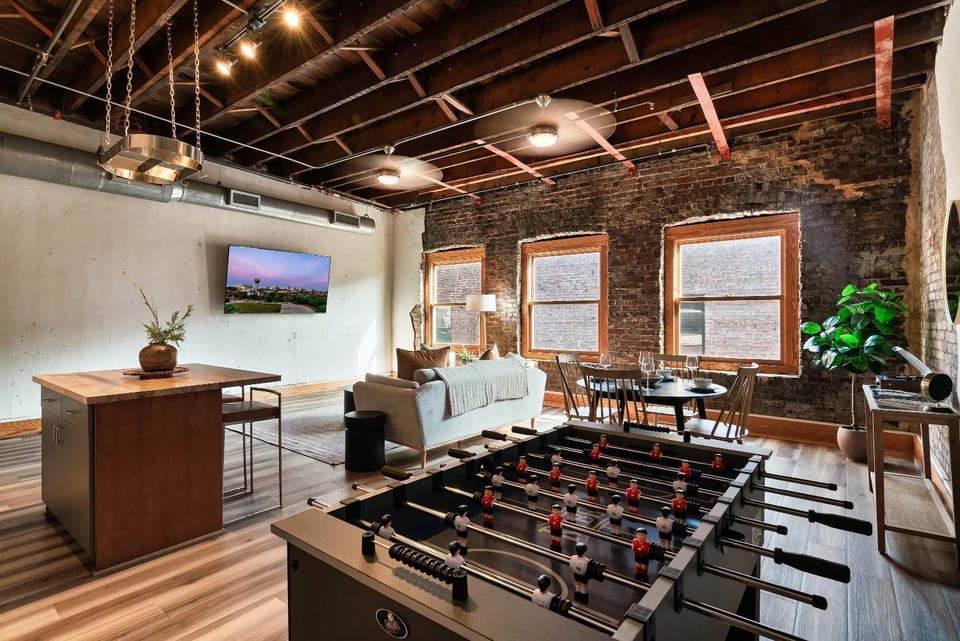 Soaring Designer Ceiling Condo near Market Square Apartment in Knoxville