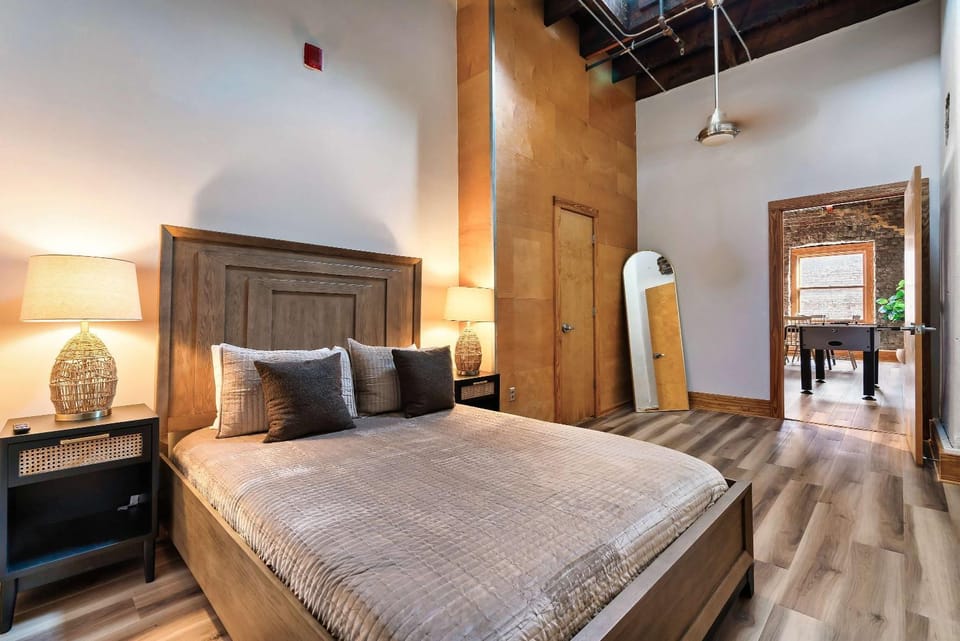 Soaring Designer Ceiling Condo near Market Square Apartment in Knoxville