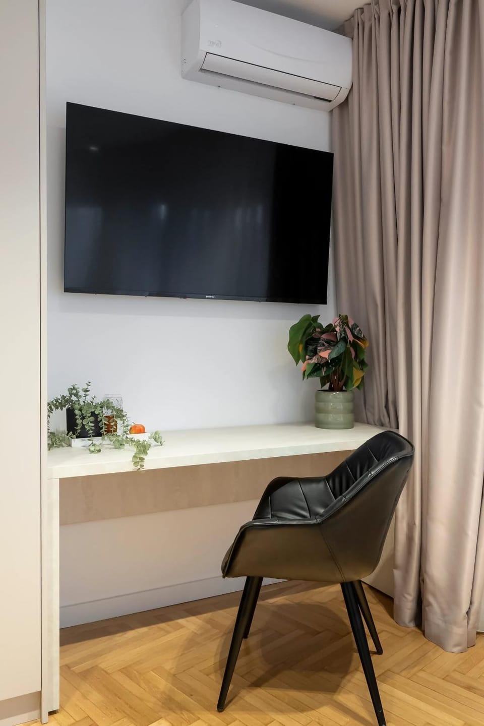 TV and multimedia, Living room, Seating area, hair dresser, air conditioner