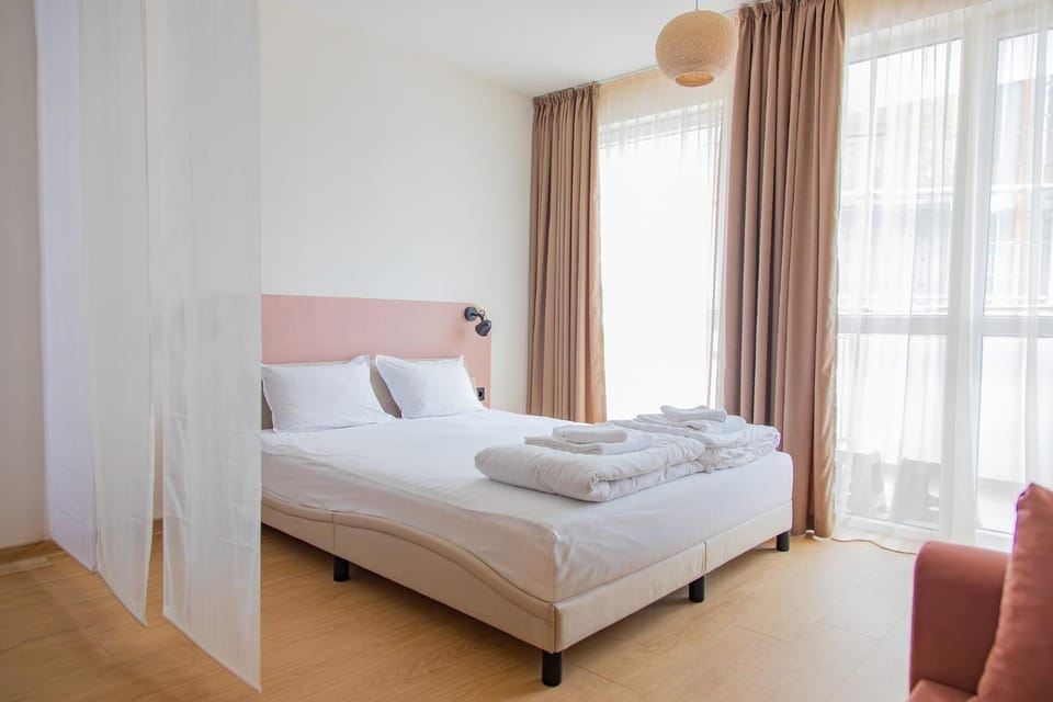 Bed, Bedroom, towels