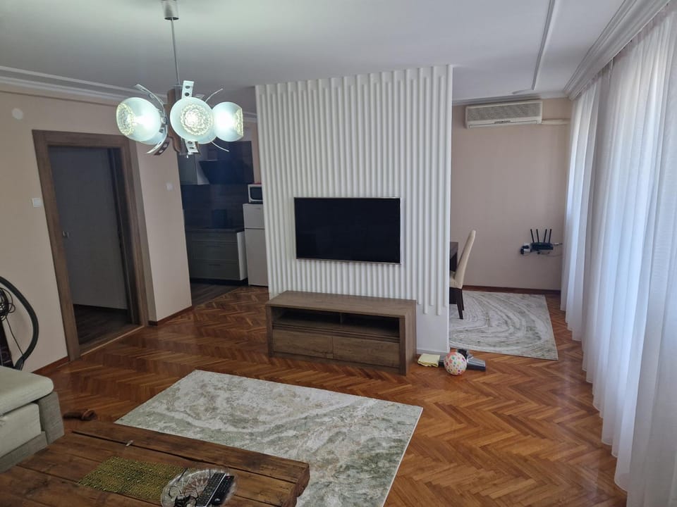 TV and multimedia, Photo of the whole room, air conditioner