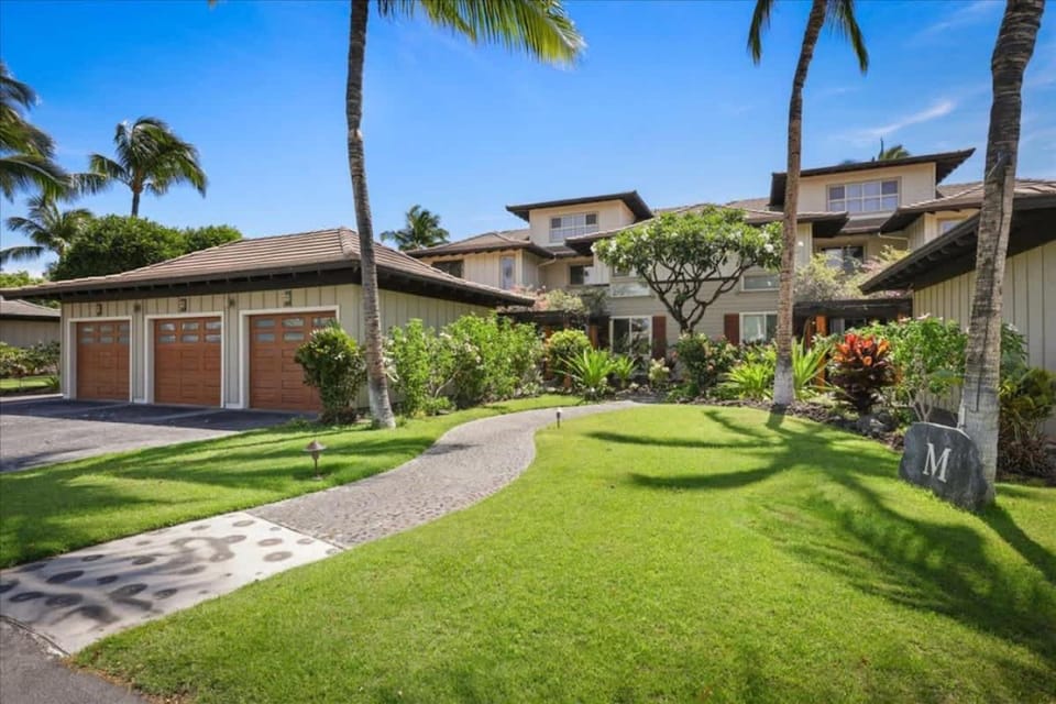 Mauna Lani Golf Villas Beach Access & Quiet Comfort House in Puako