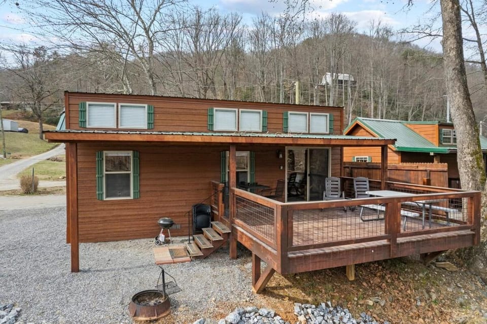 All Tuckered Out - Riverfront Cabin, Fish, Hike & 5 Minutes to Sylva! Cabin in Swain County
