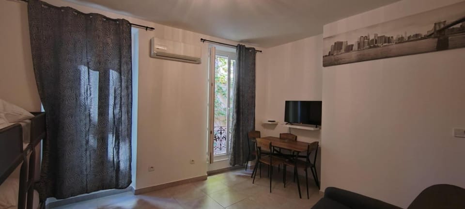 388Paradis08 Bed and Breakfast in Marseille
