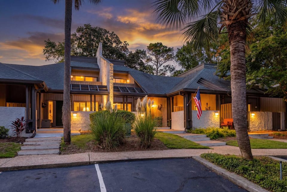 Walk to Beach 2BR Condo with Pool & Tennis House in North Forest Beach