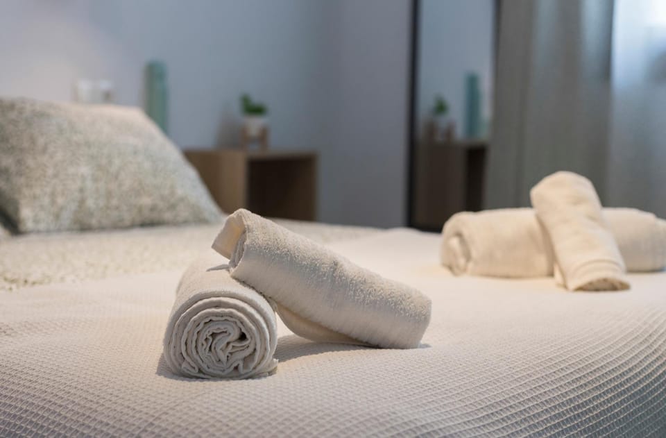 Bed, Bedroom, towels