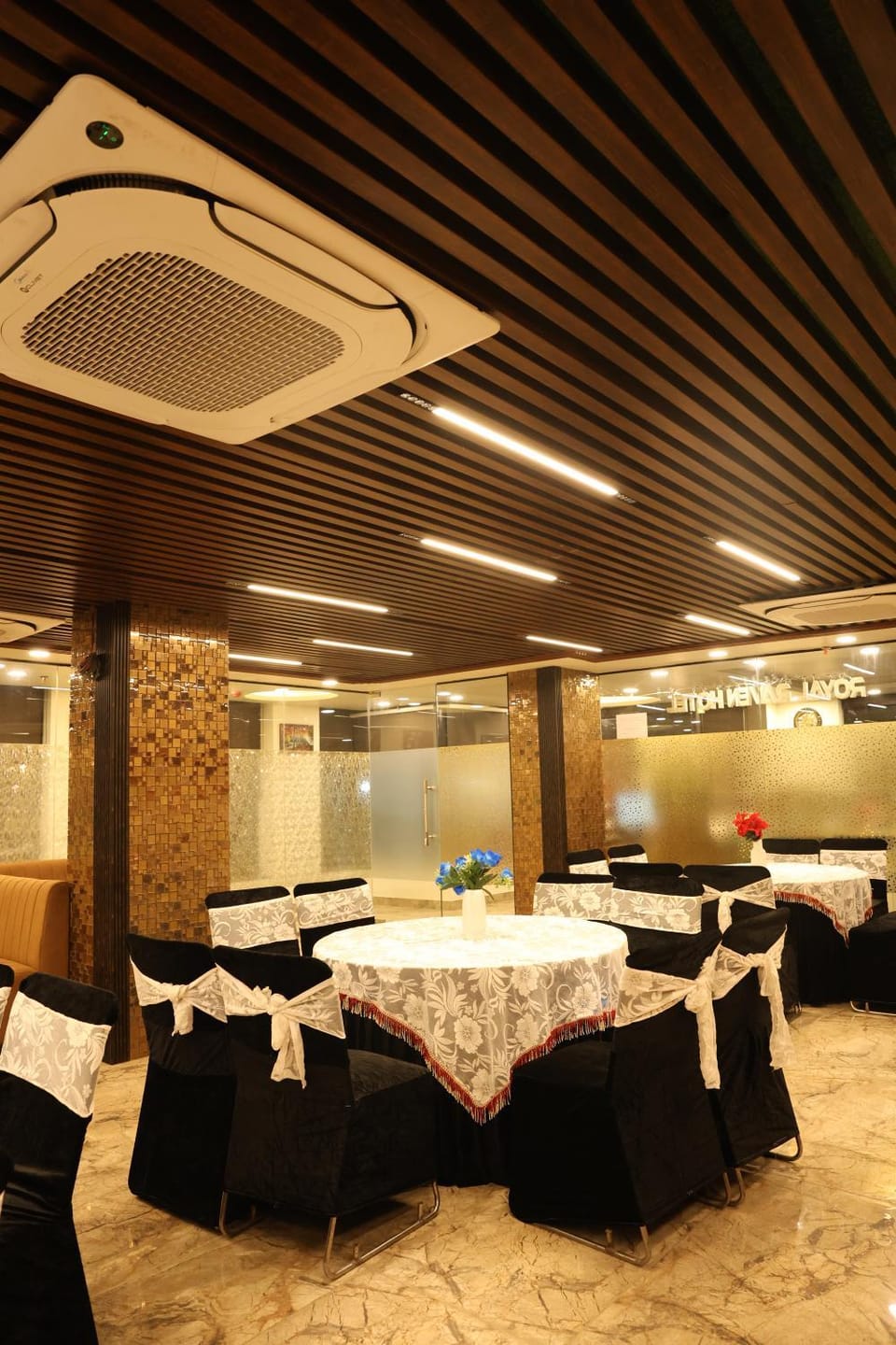 Restaurant/places to eat, Restaurant/places to eat, Seating area