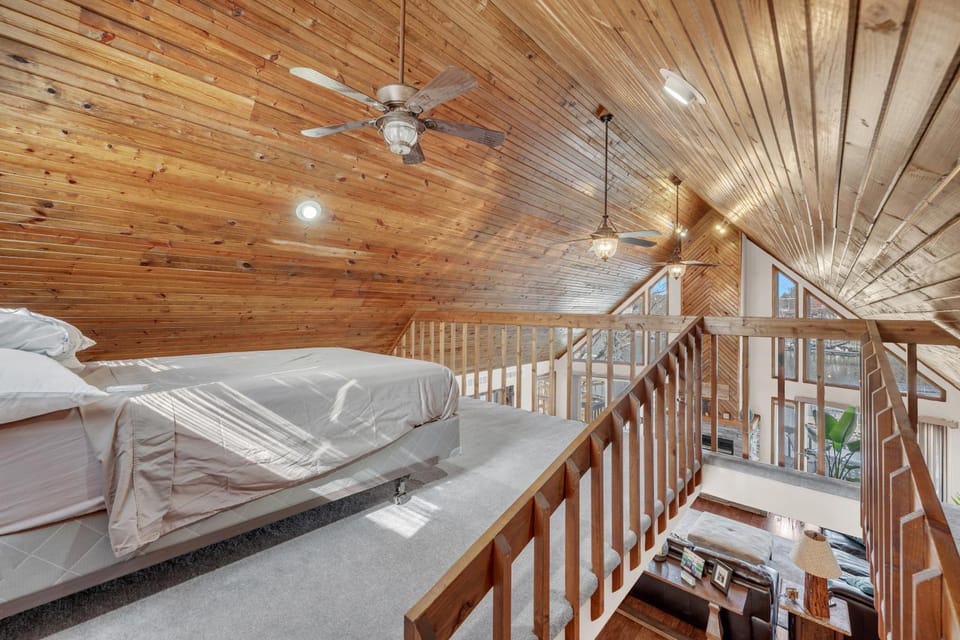 Lakefront Mansion House in Lake of the Ozarks