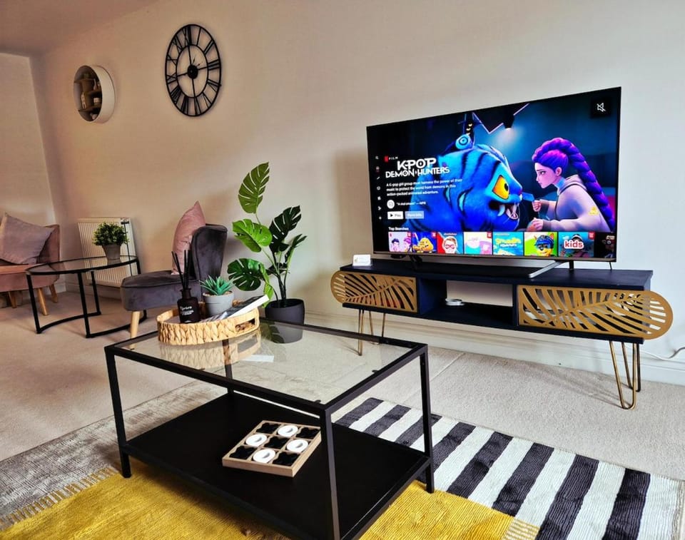 Communal lounge/ TV room, TV and multimedia, Living room