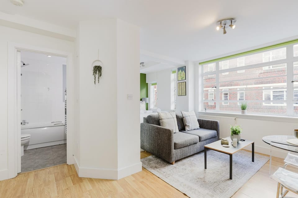 Bed, Living room, Photo of the whole room, Seating area